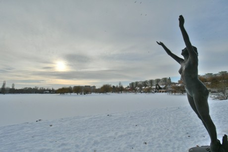 Nagyon szép és vonzó, de életveszélyes a városi tavak jegére menni